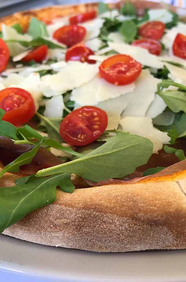 Pizza mit Rukola und Parmesan 