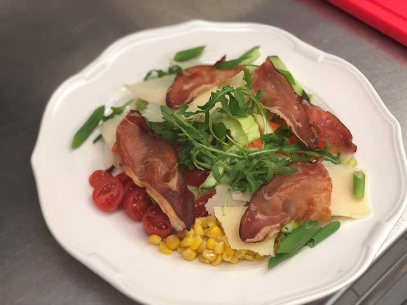 Salat mit Speckstreifen