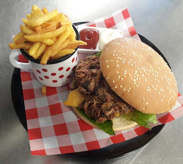 Pulled Pork Burger mit Pommes