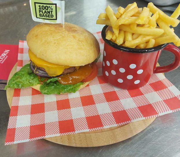 Vegetarische Burger mit Pommes