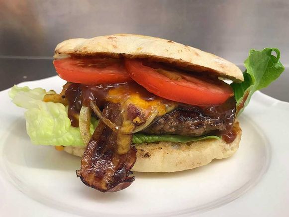 Hamburger mit Käse und Spek