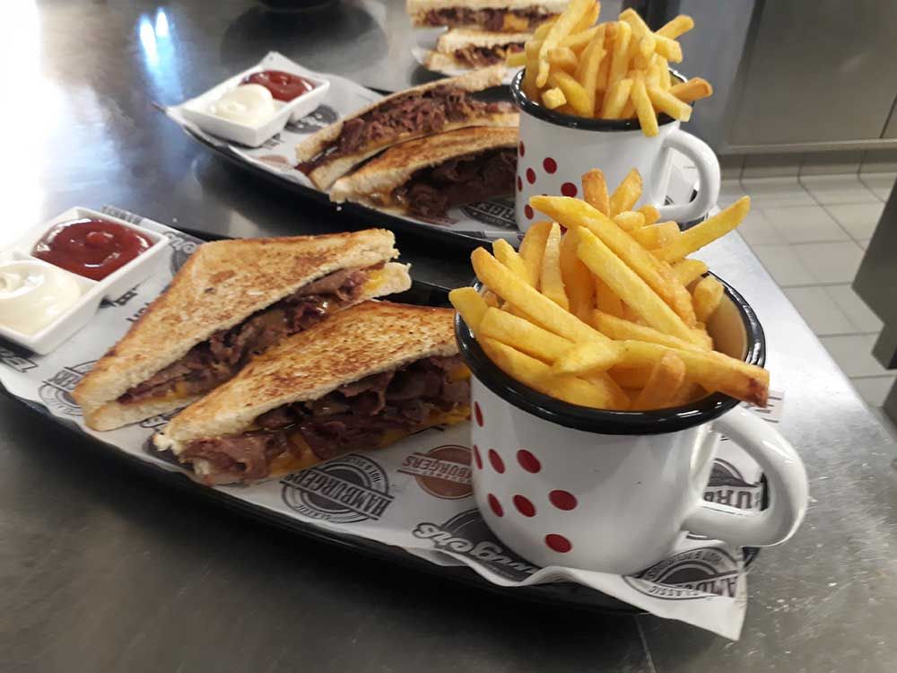 Pulled Pork Toast Sandwich mit Pommes 